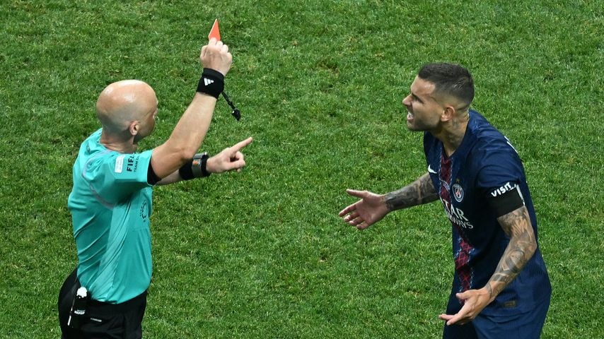 Schiedsrichter Anthony Taylor zeigt Lucas Hernandez im Club-WM-Viertelfinale 2025 die Rote Karte