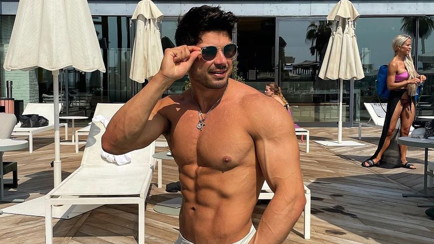 Britischer "Love Island"-Star überlebt schweren Autounfall