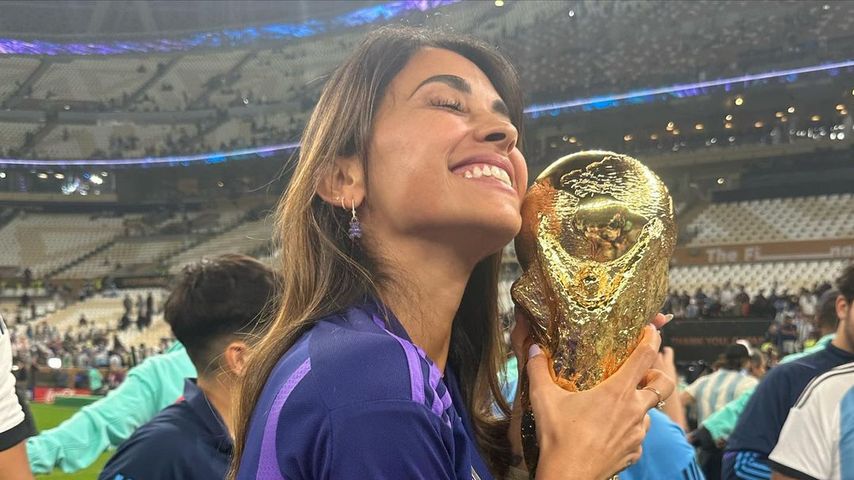 Antonela Roccuzzo mit dem WM-Pokal, Dezember 2022