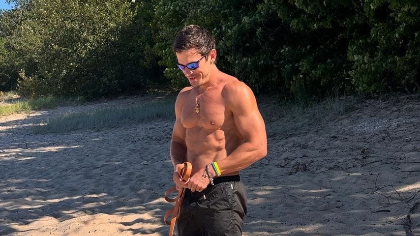 Antoni Porowski mit Hund Neon