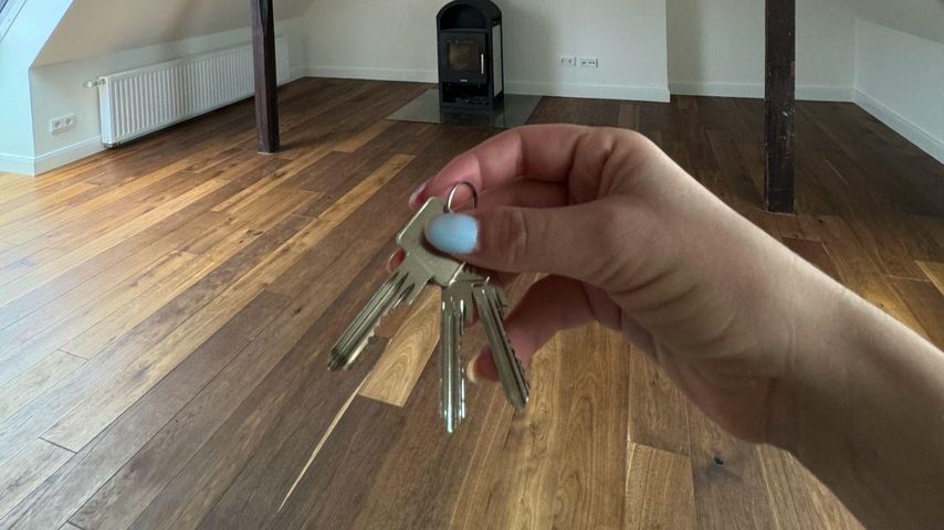 Antonia Hemmer mit den Schlüsseln für ihre erste Wohnung