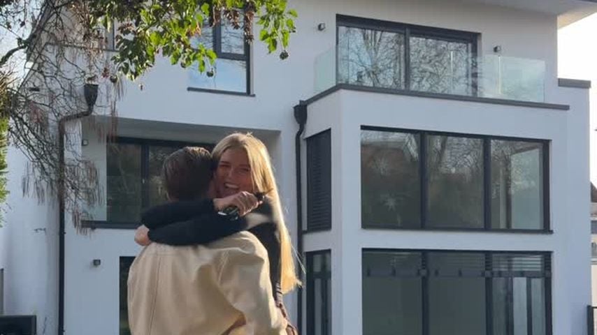 Antonia Hemmer und ihr Freund vor ihrem neuen Haus