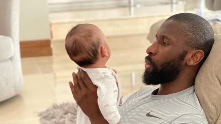 Antonio Rüdiger mit seinem Sohn Djamal im Mai 2020