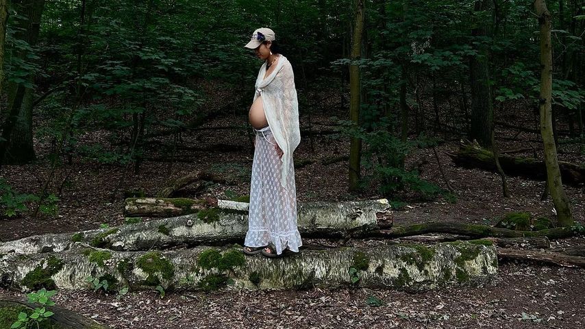 Bauchfrei: GNTM-Anuthida präsentiert ihre große Babykugel!
