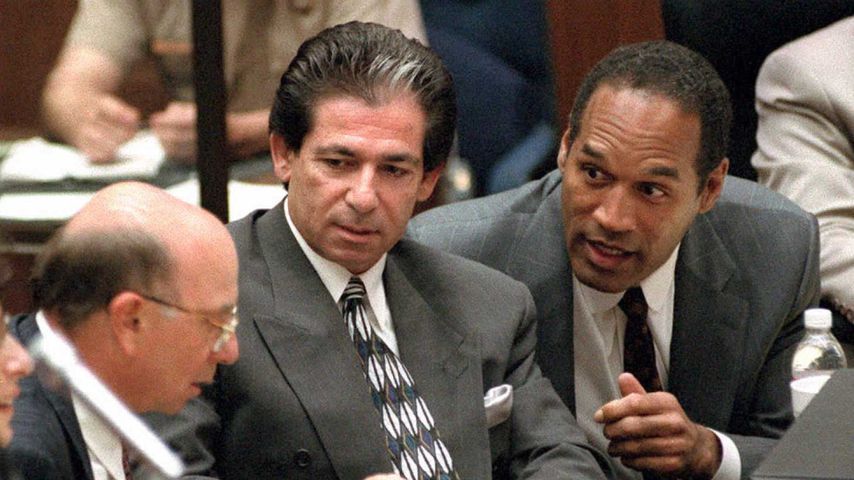 Anwalt Robert Kardashian mit O.J. Simpson im Mai 1995 vor Gericht