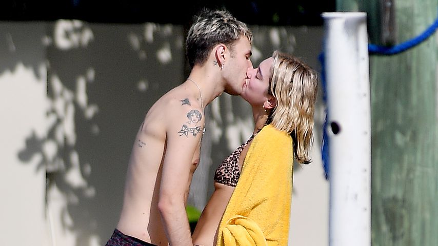 Sexy und verliebt: Dua Lipa knutscht Anwar im XXS-Bikini ab