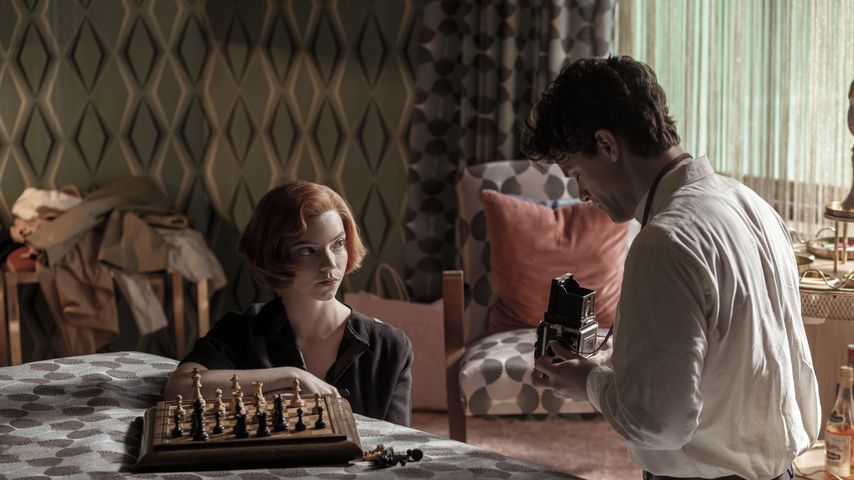 Anya Taylor-Joy als Beth Harmon und Jacob Fortune-Lloyd als Townes in "Das Damengambit"