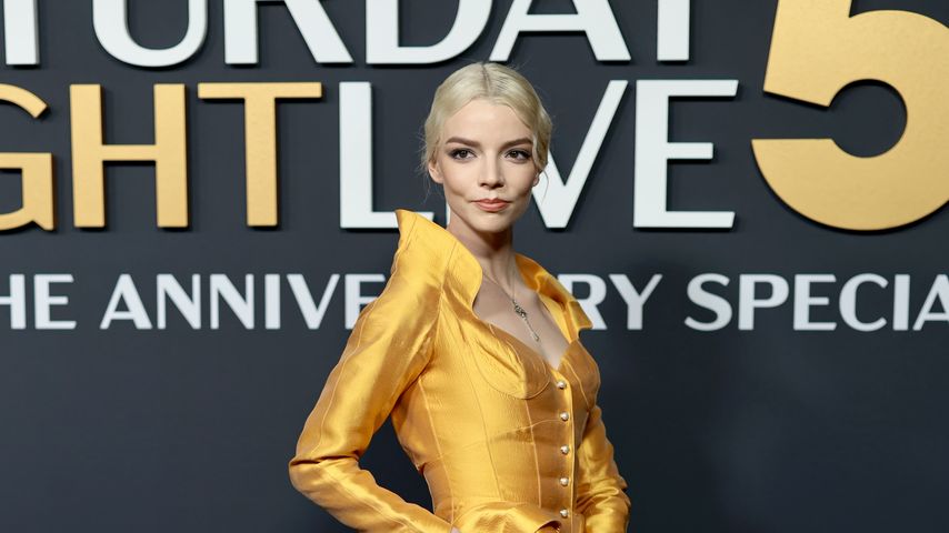 Platinblonder Bob: Anya Taylor-Joy am "Lucky"-Set gesichtet
