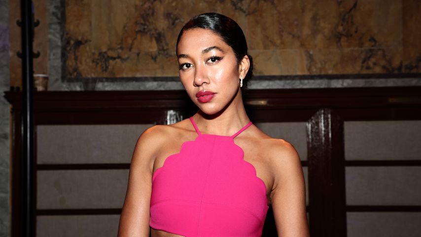 Aoki Lee Simmons, Februar 2023