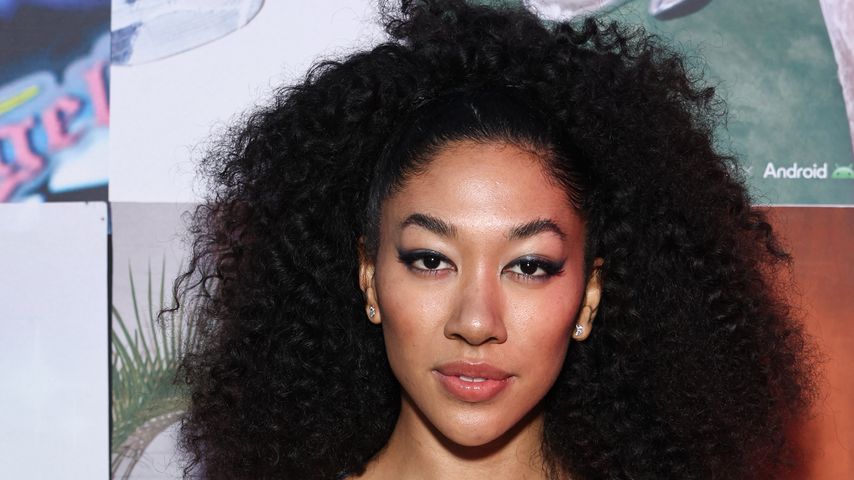 Aoki Lee Simmons, Dezember 2023