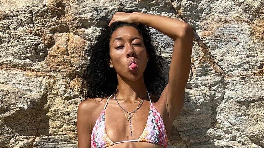 Aoki Lee Simmons, März 2024