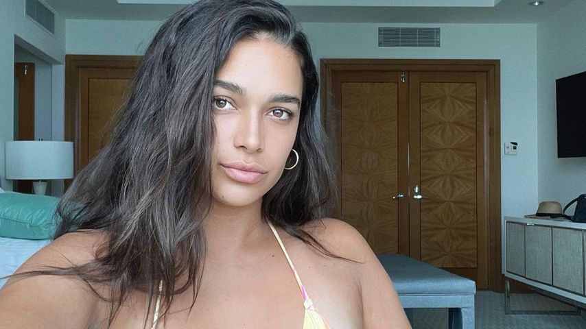 April Love Geary zeigt ihre Kurven in einem Hauch von Nichts