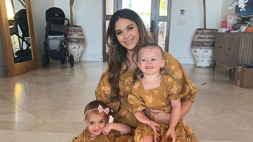 April Love Geary mit ihren Töchtern im November 2020