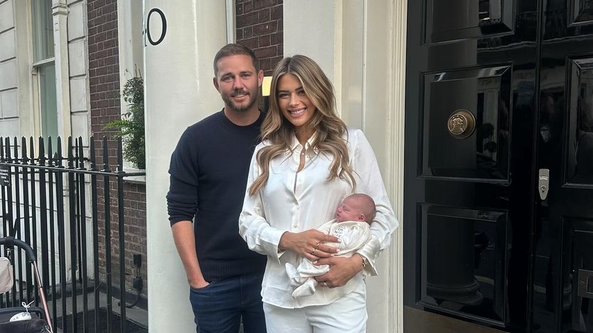 Arabella Chi mit ihrem Partner und ihrem Baby Gigi, Juni 2025