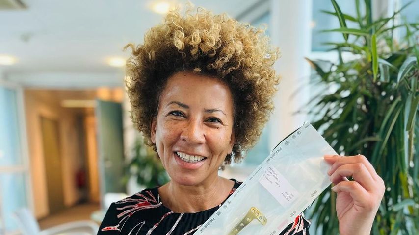 Nach Bein-OP: Arabella Kiesbauer darf Krankenhaus verlassen