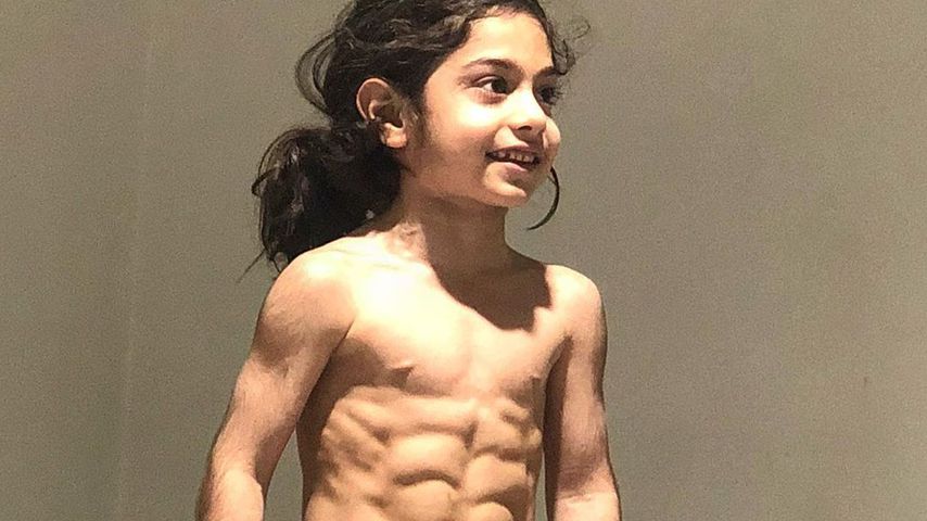 Dieser sechsjährige Fußballer zeigt sein krasses Sixpack!