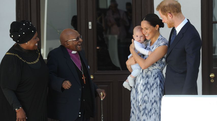 Erzbischof Desmond Tutu mit seiner Tochter und Herzogin Meghan mit Archie und Prinz Harry