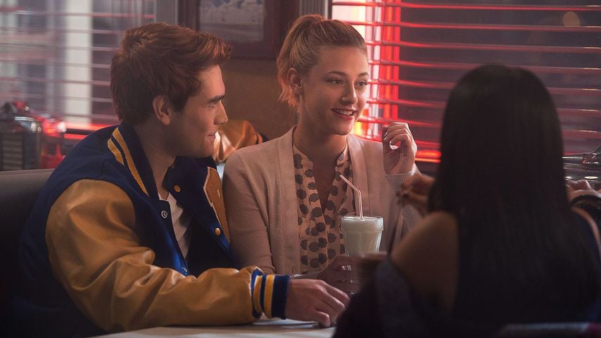 Archie (KJ Apa) und Betty (Lili Reinhart) in "Riverdale"