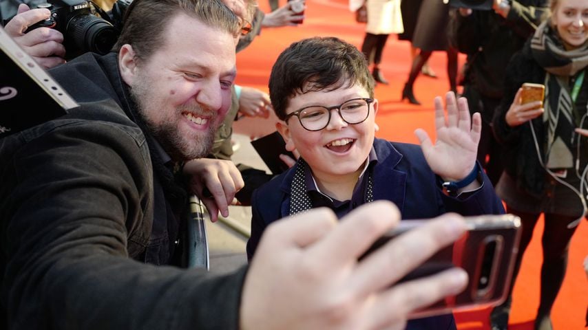 Archie Yates mit Fans auf der "JoJo Rabbit"-Premiere in London