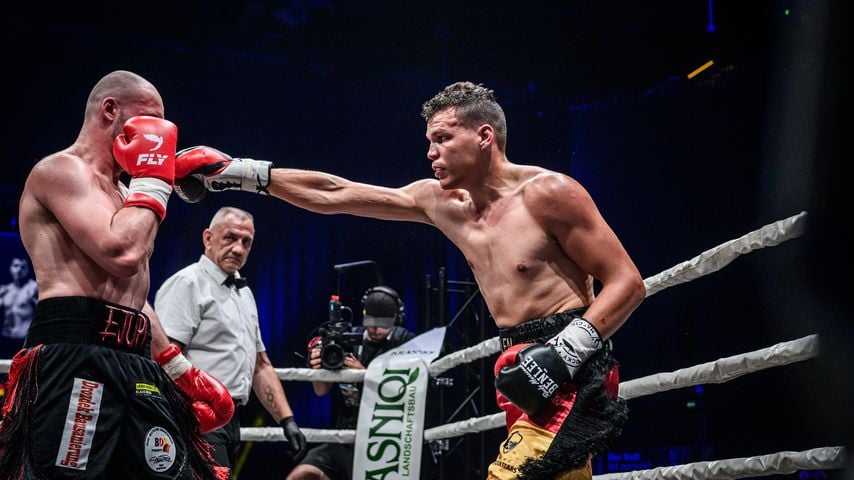 Arian Ejupi boxt gegen Allen Bauer bei der Boxnacht Showdown for Legacy IV in der MHP Arena Ludwigsburg
