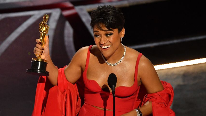 Ariana DeBose mit ihrem Oscar