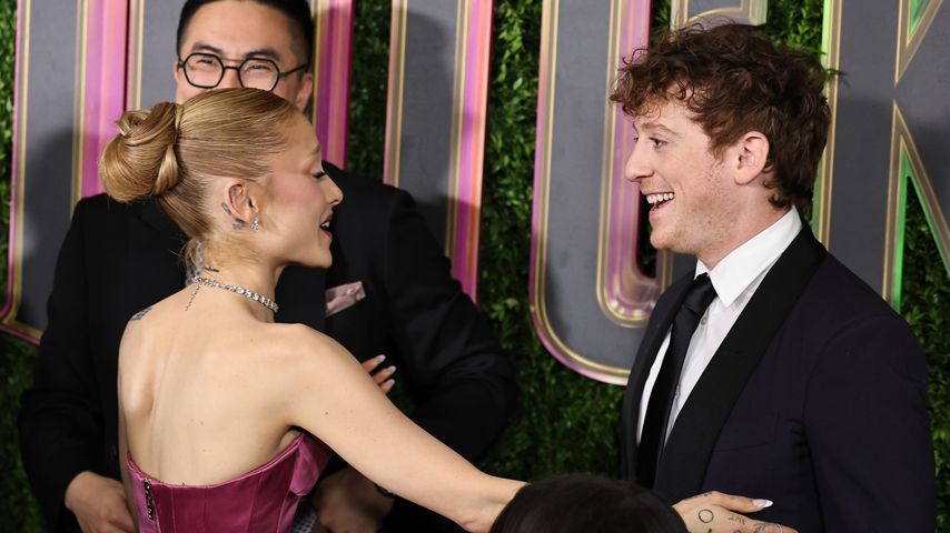 Ariana Grande, Bowen Yang und Ethan Slater im November 2024