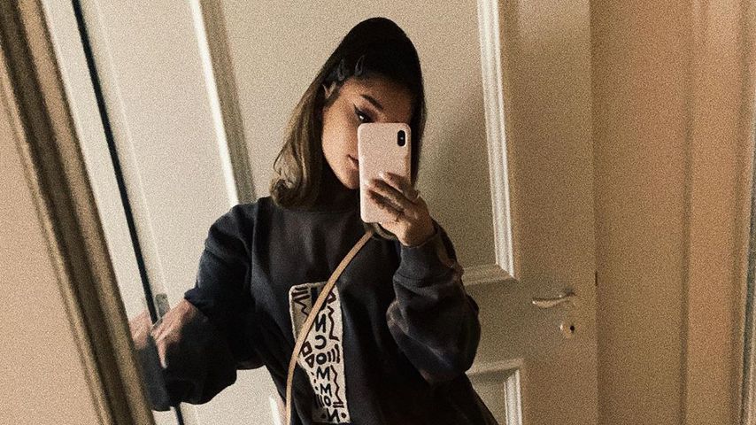 Ariana Grande mit Crocs und Tennissocken