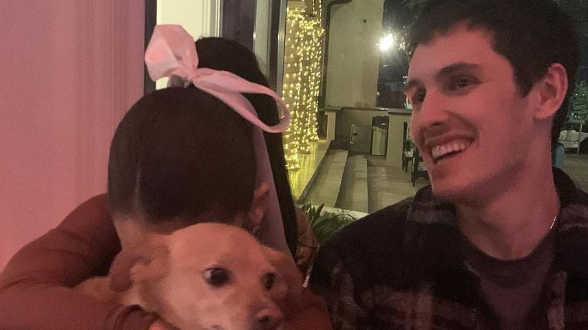 Ariana Grande mit ihrem Hund und ihrem Ehemann, Thanksgiving 2021