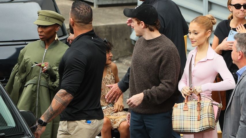 Ariana Grande mit "Wicked"-Cast am Flughafen in Sydney, 2024