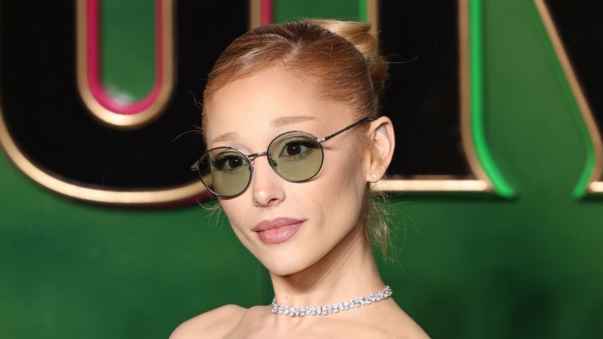 Ariana Grande posiert auf der "Wicked"-Premiere in London, 2024