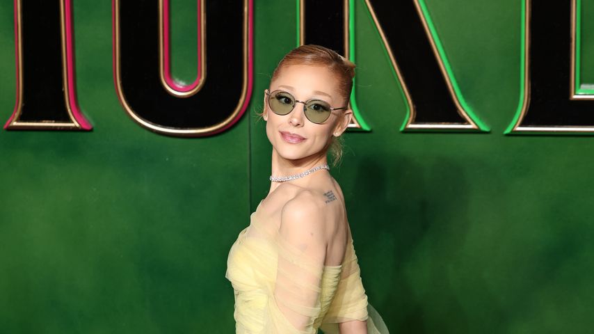 Ariana Grande posiert auf der "Wicked"-Premiere in London, 2024