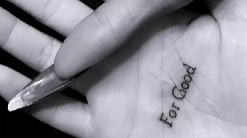 Ariana Grande und Cynthia Erivos Hände