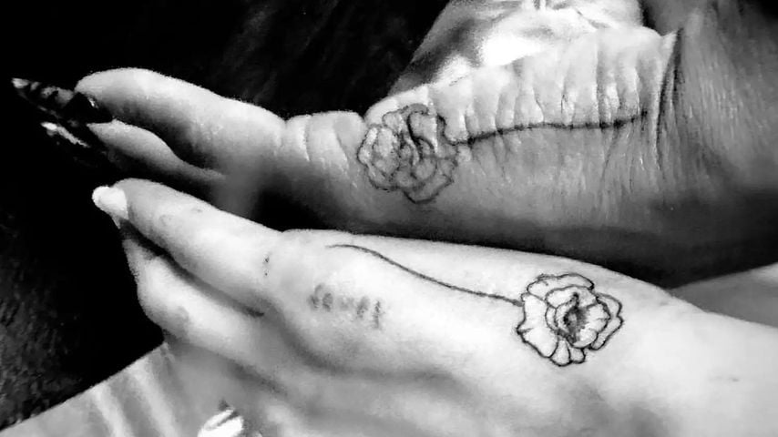 Ariana Grande und Cynthia Erivos Hände