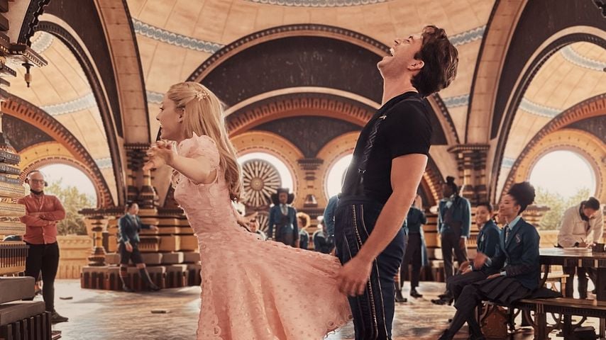 Ariana Grande und Jonathan Bailey am Set von "Wicked"