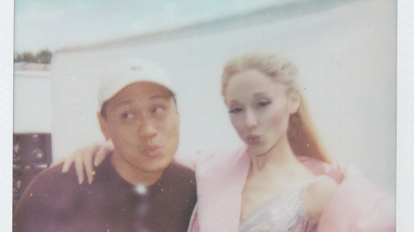 Ariana Grande und Regisseur Jon M. Chu am "Wicked"-Set