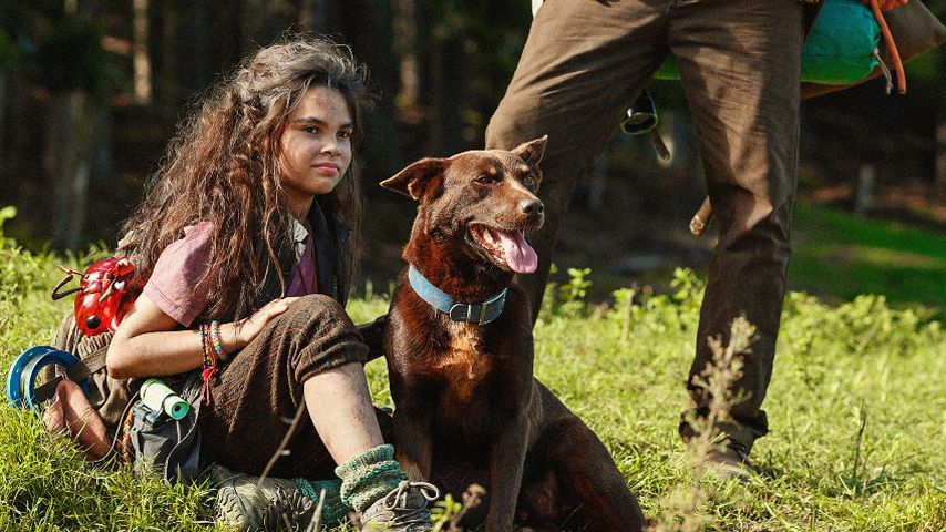 Ariana Greenblatt und Michael Rooker in "Love and Monsters"