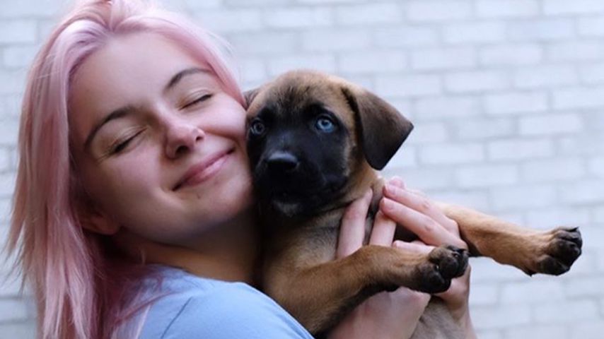 Ariel Winter mit ihrem Hund Cobey