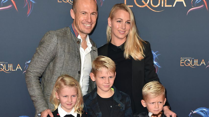 Arjen und Bernadien Robben mit ihren Kindern Lynn, Luka und Kai