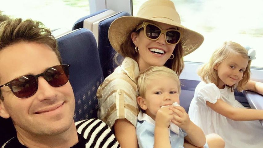 Armie Hammer und Elizabeth Chambers mit ihren Kindern