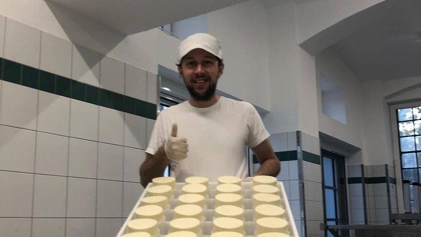 Arne Traupe bei der Käseproduktion