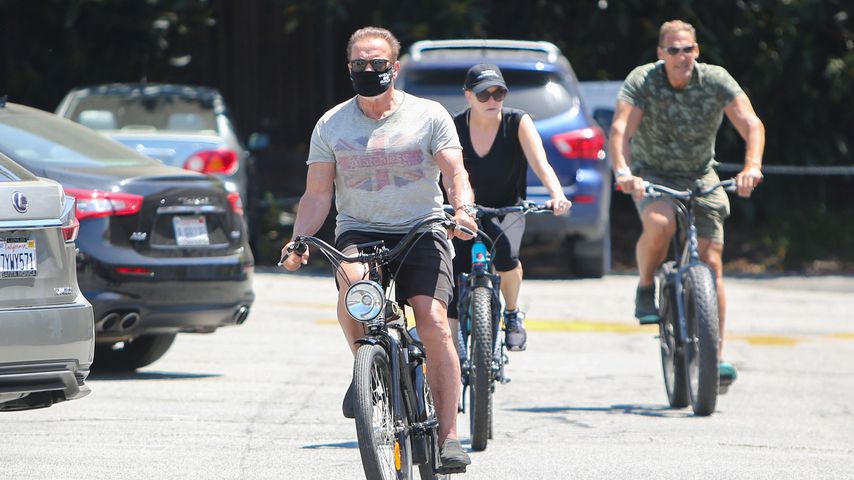 Arnold Schwarzenegger beim sonnigen Radausflug mit Freundin