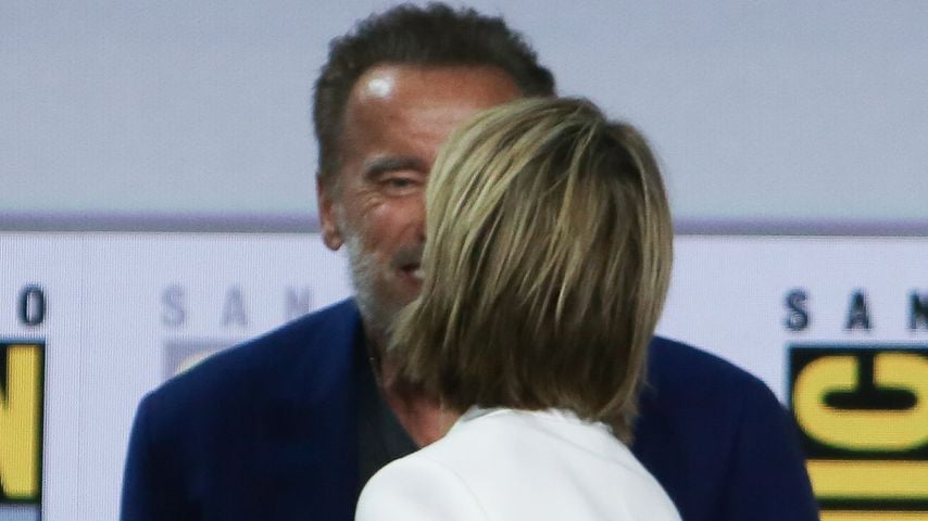 Auf Comic-Con: Arnold Schwarzenegger küsst seine Kollegin!