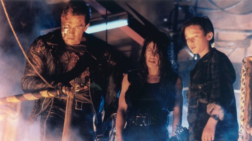 Filmszene aus "Terminator 2: Judgment Day" mit Arnold Schwarzenegger, Linda Hamilton und Edward Furlong, 1991
