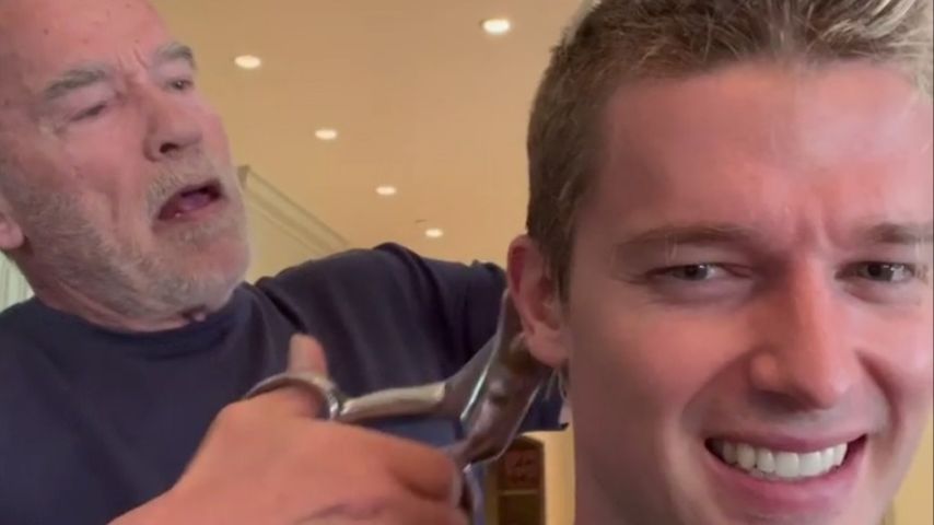 Arnold Schwarzenegger schneidet seinem Sohn Patrick Schwarzenegger die Haare