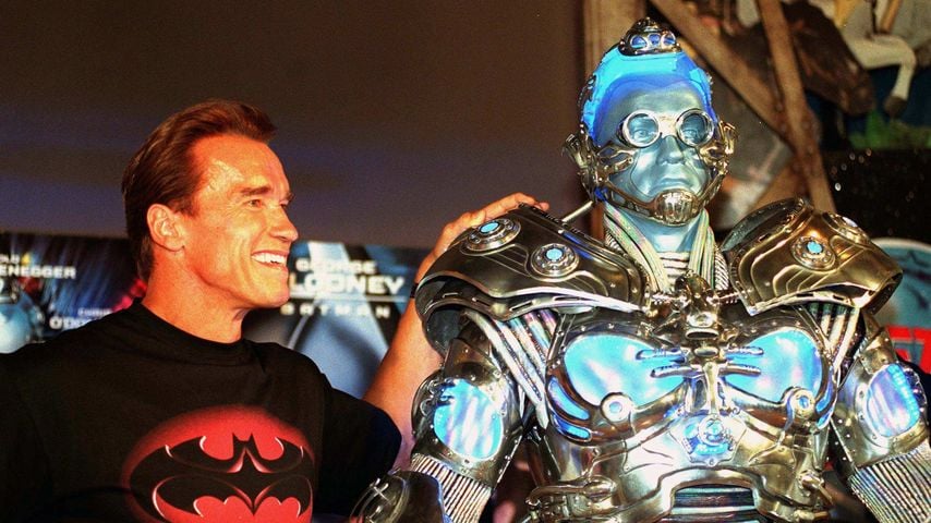 Arnold Schwarzenegger steht neben seinem legendären Mister-Freeze-Kostüm
