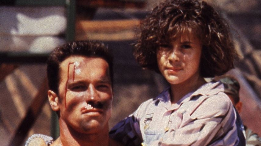 Arnold Schwarzenegger mit Alyssa Milano in "Phantom-Kommando" (1985)