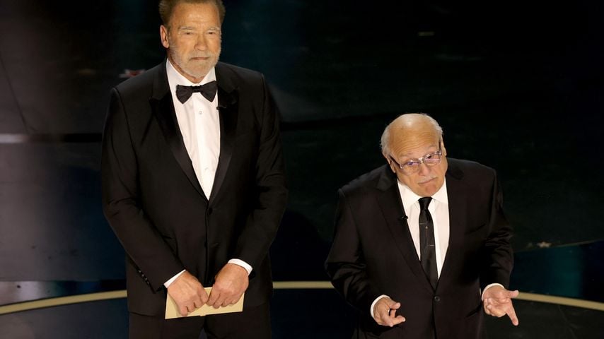 Arnold Schwarzenegger und Danny DeVito bei der 96. Oscar-Verleihung 2024