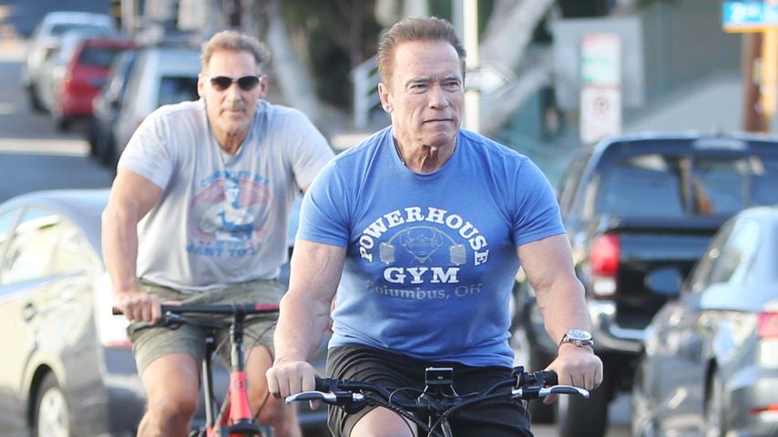 Muskel-Buddies: Hier radelt Arnie Ralf Möller davon