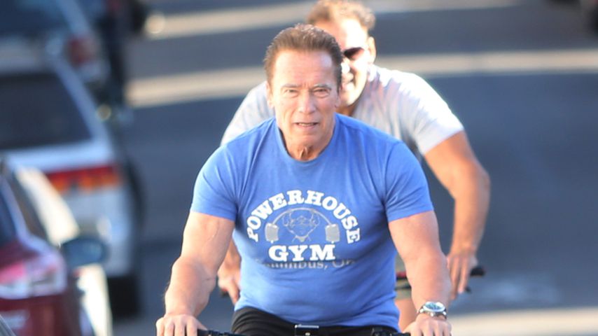 Arnold Schwarzenegger und Ralf Möller auf Fahrrädern im November 2019