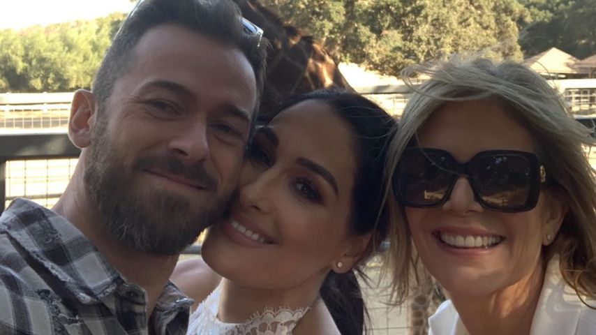 Artem Chigvintsev mit Nikki Bella und ihrer Mutter
